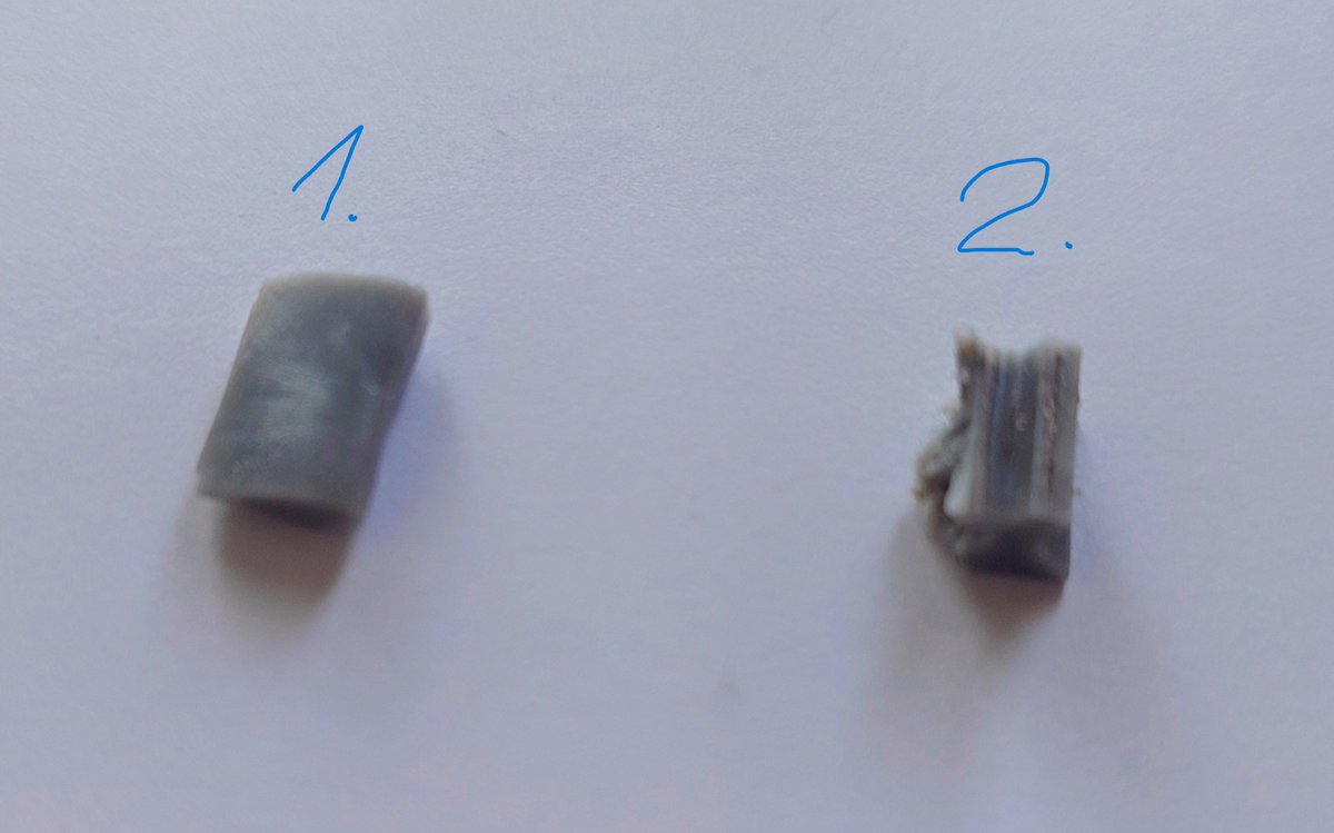 Eilen päivällä peilikaapin saranasta lensi nro 1. näköinen muovinkappale pitkälle suihkun alle. Sen jälkeen ei ovi sulkeutunut ja aamulla olin loukata pääni peilinkulmaan unihiekkaa pestessä. Sain loput muoviosasta 2. pois kampeamalla talttapäisellä meisselillä. #pinohimahommat