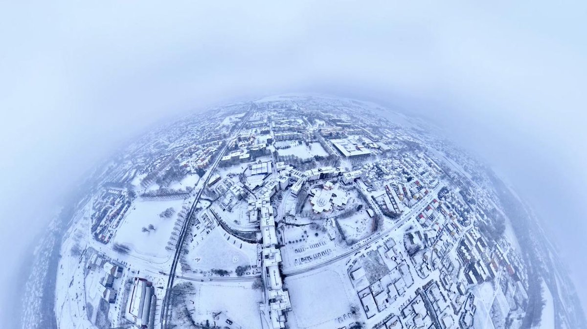 valdereuil_info's tweet photo. ❄️ La neige est arrivée à Val-de-Reuil ! 🌨️
Les rues, les parcs et les toits se sont couverts d’un magnifique manteau blanc ce matin ⛄️Attention à vous, risques de glissades importants ! Nos agents sont en action depuis ce matin pour déneiger et saler les rues  ! https://t.co/zkOajE1fKt