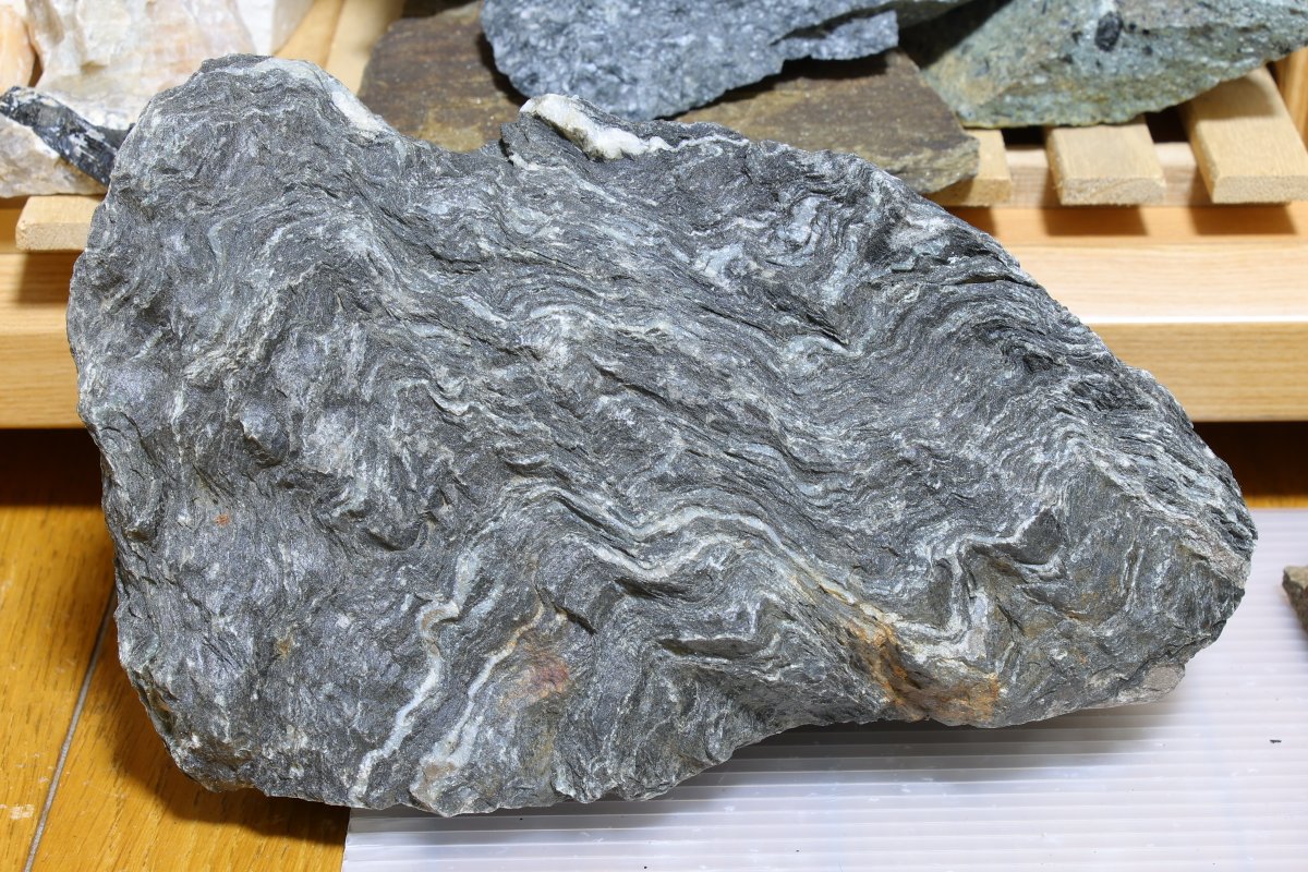 麻呂さんの石コレクション 片麻岩