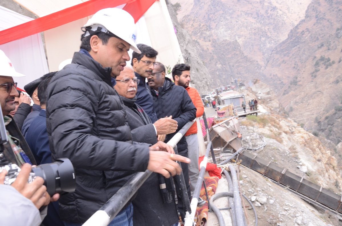 mlkhattar's tweet photo. किश्तवाड़ स्थित कीरू(624MW) तथा क्वार (540 MW) जल विद्युत परियोजनाओं की प्रगति का अवलोकन एवं निरीक्षण किया। इन दो महत्वपूर्ण प्रोजेक्ट में उच्च गुणवत्ता, सुरक्षा मानकों तथा निर्धारित समय-सीमा के अनुरूप कार्य पूर्ण करने हेतु अधिकारियों एवं अभियंताओं को आवश्यक दिश��� निर्देश दिए गए। 

ये परियोजनाएं न केवल जम्मू-कश्मीर में हरित और नवीकरणीय ऊर्जा के उत्पादन में एक नया मानक स्थापित करेंगी बल्कि क्षेत्रीय विकास और बुनियादी ढांचे को सुदृढ़ कर प्रत्यक्ष और अप्रत्यक्ष रूप से स्थानीय लोगों के लिए रोज़गार के अवसर भी पैदा करेंगी।