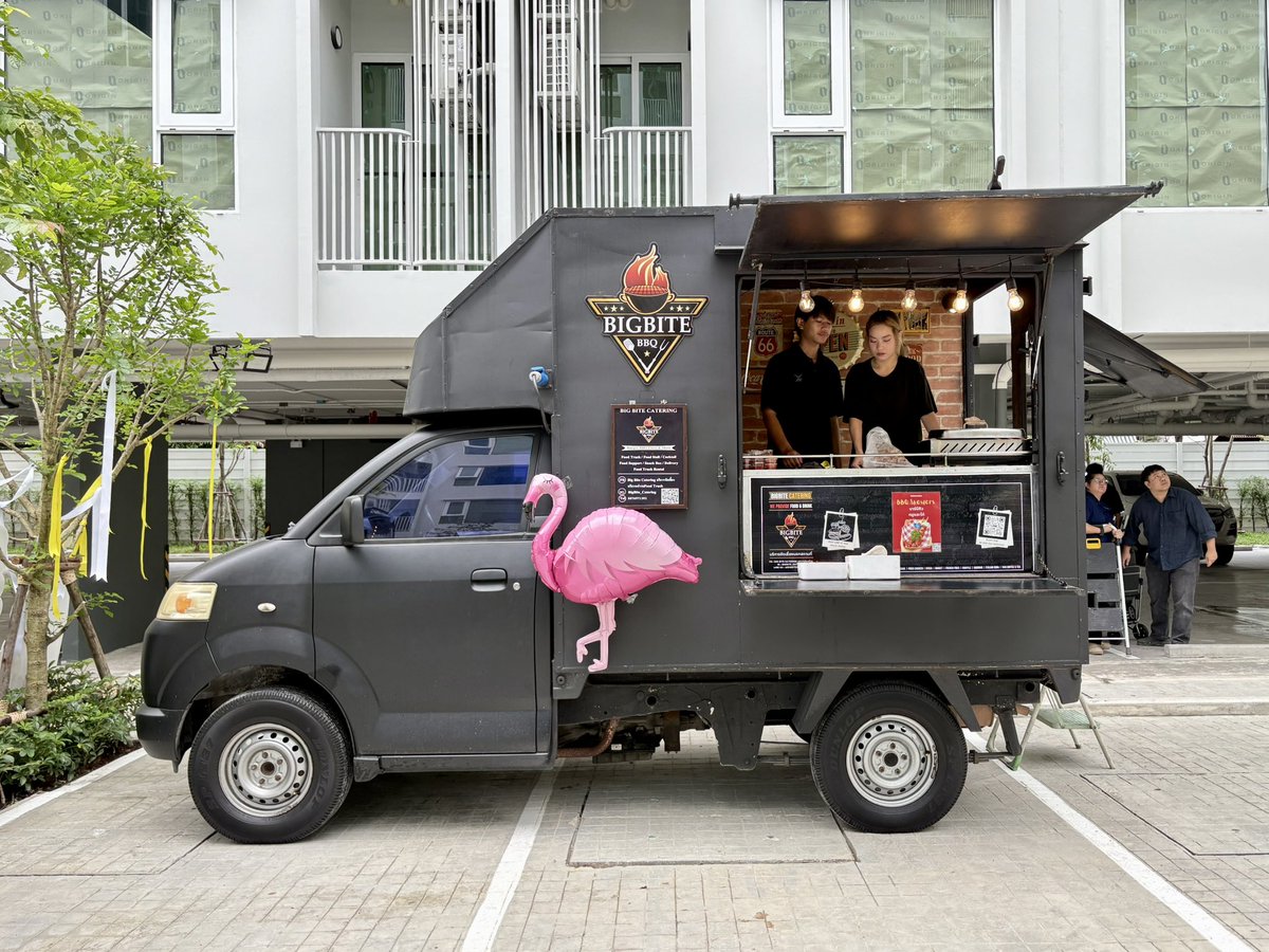 bigbitehouse's tweet image. ภาพงานบริการจัดเลี้ยงอาหารและเครื่องดื่มรับรองลูกค้าจัดเต็ม3คัน ณ คอนโด The Origin Phahol 57 🍔😋
🚩 #TheOrigin 
🙏🏼 #BigBiteCatering ขอบคุณที่ใช้บริการ 

📌 แพคเกจฟู้ดซัพพอร์ต เริ่มต้นเพียง ฿5,500
Line : lin.ee/AFpDLjvG

#foodtruckthailand #foodsupportthailand