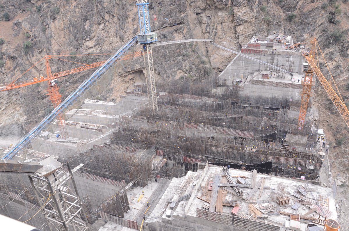 mlkhattar's tweet photo. किश्तवाड़ स्थित कीरू(624MW) तथा क्वार (540 MW) जल विद्युत परियोजनाओं की प्रगति का अवलोकन एवं निरीक्षण किया। इन दो महत्वपूर्ण प्रोजेक्ट में उच्च गुणवत्ता, सुरक्षा मानकों तथा निर्धारित समय-सीमा के अनुरूप कार्य पूर्ण करने हेतु अधिकारियों एवं अभियंताओं को आवश्यक दिश��� निर्देश दिए गए। 

ये परियोजनाएं न केवल जम्मू-कश्मीर में हरित और नवीकरणीय ऊर्जा के उत्पादन में एक नया मानक स्थापित करेंगी बल्कि क्षेत्रीय विकास और बुनियादी ढांचे को सुदृढ़ कर प्रत्यक्ष और अप्रत्यक्ष रूप से स्थानीय लोगों के लिए रोज़गार के अवसर भी पैदा करेंगी।