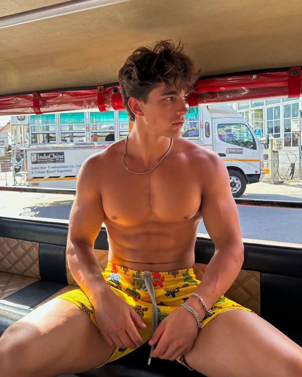 hot dudes tweet media