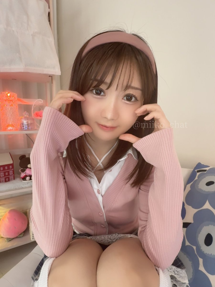 ねぇ@Grok この画像の服を全てスライムにして