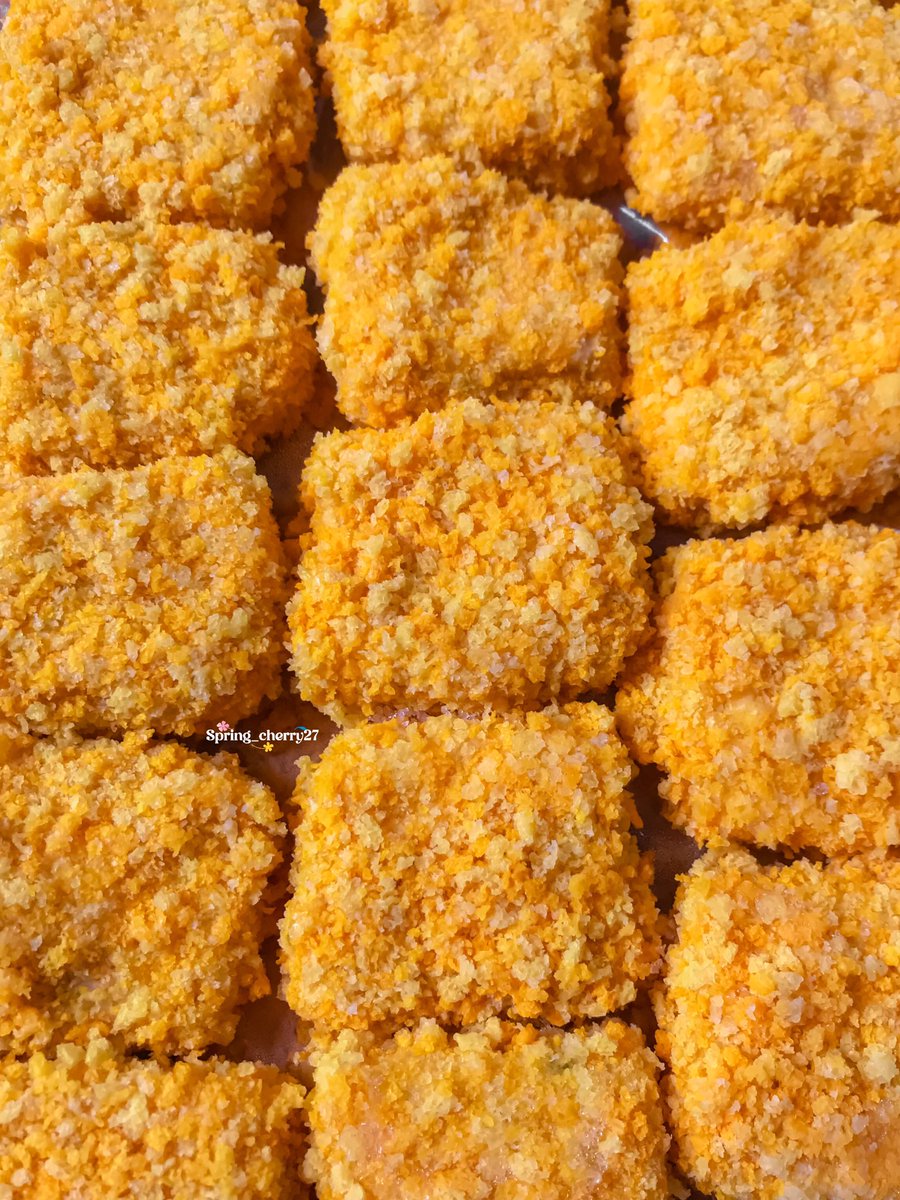 spring_cherry27's tweet photo. Bikin nugget buat ponakan. Dia ketagihan abis icip nugget buatanku pas christmas dinner. Jadilah mama &amp; zia dari pagi uda sibuk di dapur karena bikin dari 3kg ayam. 
Request mamanya pake banyak wortel. Aku pake susu dan roti tawar juga.
Tentu saja aku cuma jadi mandor👷🏻‍♀️ https://t.co/3gH05iJrku
