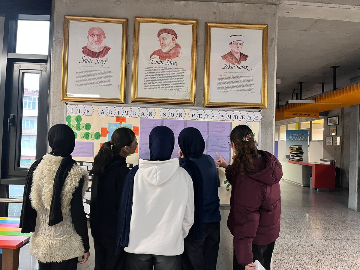 kmpaihl's tweet photo. “İlk Adımdan Son Peygambere”pano çalışmamız, Meslek Dersleri öğretmenlerimiz Esra AYLANÇ ve Kübra KUTLUHAN eşliğinde devam ediyor. Bu hafta Hz. Âdem(a.s.) konusu işlendi. Soru köşesine doğru cevap veren öğrencilerimiz arasından kura ile belirlenen 3 öğrencimize hediyeleri verildi https://t.co/xU3o4o7eBw