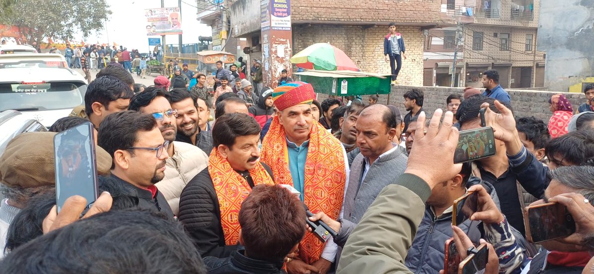 SPrakashBjpDel's tweet photo. कल तिमारपुर वार्ड स्थित वज़ीराबाद गाँव में हनुमान चौक से समाधि तक बहुप्रतीक्षित सड़क निर्माण कार्य का शुभारंभ किया गया। इस अवसर पर माननीय सांसद श्री मनोज तिवारी जी की गरिमामयी उपस्थिति रही।

यह सड़क वर्षों से पिछली सरकार की नाकामियों के कारण अत्यंत जर्जर अवस्था में थी, जिसके चलते प्रतिदिन हज़ारों राहगीरों को भारी कठिनाइयों का सामना करना पड़ता था। हमारी सरकार के गठन के साथ ही इस महत्वपूर्ण सड़क के निर्माण में आ रही सभी बाधाओं को प्राथमिकता के आधार पर दूर किया गया और आज से विधिवत निर्माण कार्य प्रारंभ हो सका।

यह सड़क निर्माण कार्य क्षेत्र के विकास, सुगम आवागमन तथा आम जनता की सुविधा को सुनिश्चित करने की दिशा में एक बड़ा और सराहनीय कदम है। जनहित के कार्यों को प्राथमिकता देते हुए विकास की गति निरंतर आगे बढ़ती रहेगी।

#Timarpur #Wazirabad #सड़क_निर्माण #विकास_कार्य #जनहित #SanjivJha #ManojTiwari #सुगम_आवागमन #दिल्लीविकास

@narendramodi @NitinNabin @AmitShah @PavanRanaRSS @gupta_rekha @Virend_Sachdeva @ManojTiwariMP @BJP4Delhi @BJP4India