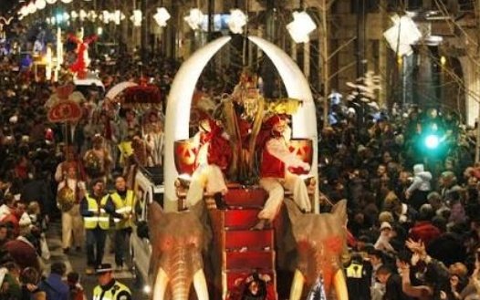 👑 ¿Sabías que la Cabalgata de Reyes tiene su origen en Granada?

✨ Hoy volvemos a recibir a sus Majestades de Oriente en una tradición que en la Ciudad se remonta al 1912.

 Junto a Alcoy, es la más antiguas de España.