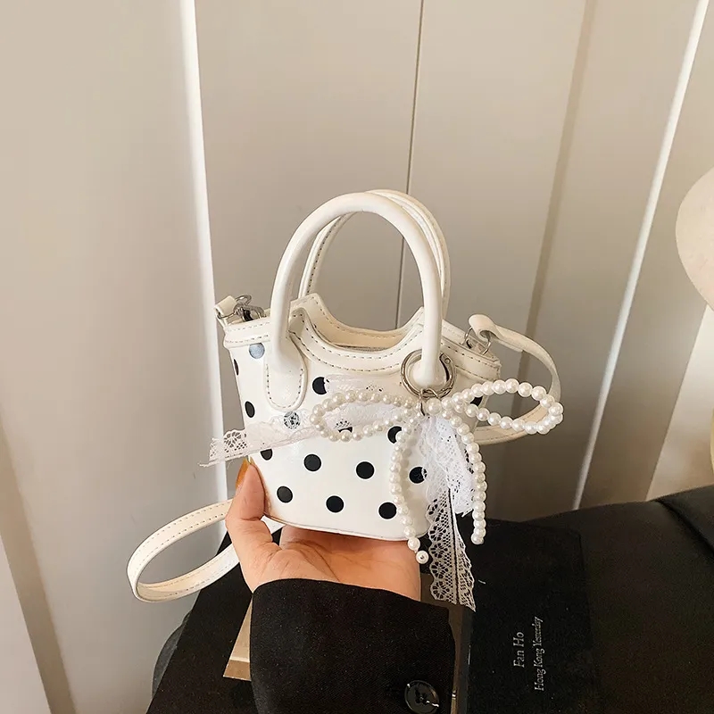 dhgate's tweet image. Less clutter, more style ✨👜 A minimal handbag that pairs effortlessly with any outfit, any day
Shop now🛒cutt.ly/Nthta4T1
#MinimalStyle #HandbagLove #OOTDInspo #EverydayBag #CleanAesthetic #DHgateFinds
