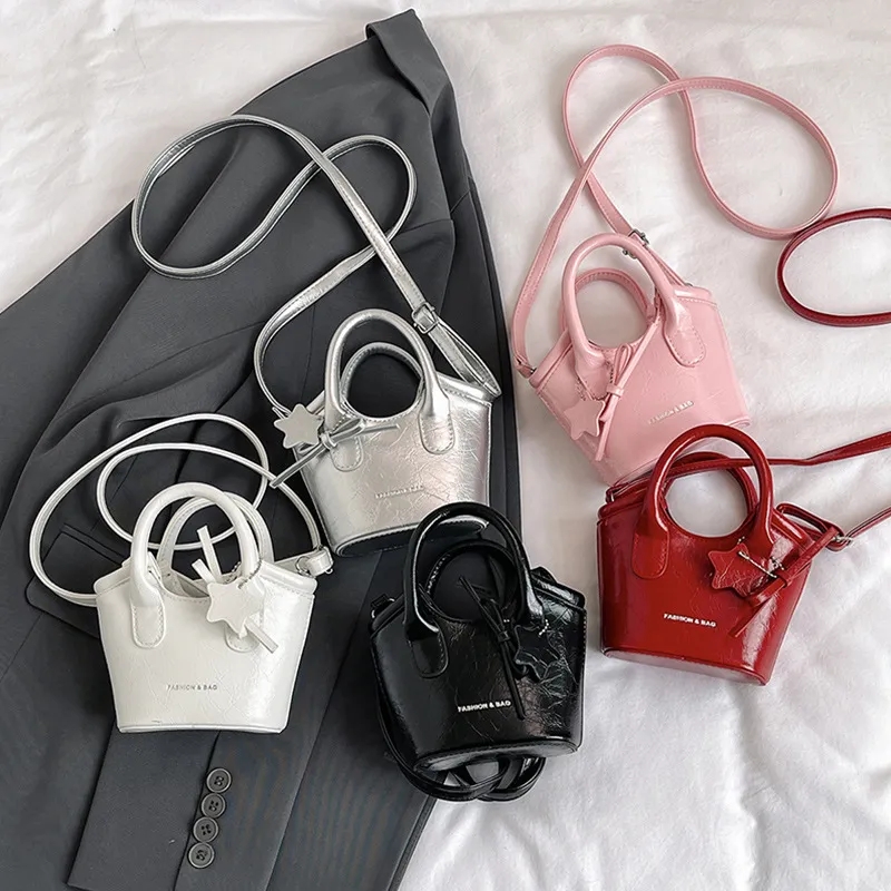 dhgate's tweet image. Less clutter, more style ✨👜 A minimal handbag that pairs effortlessly with any outfit, any day
Shop now🛒cutt.ly/Nthta4T1
#MinimalStyle #HandbagLove #OOTDInspo #EverydayBag #CleanAesthetic #DHgateFinds