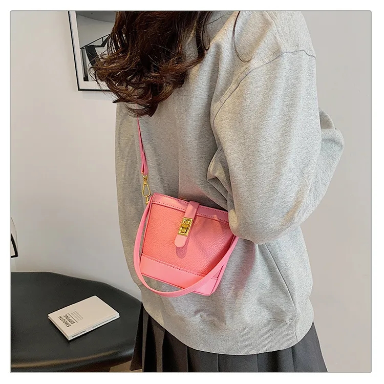 dhgate's tweet image. Less clutter, more style ✨👜 A minimal handbag that pairs effortlessly with any outfit, any day
Shop now🛒cutt.ly/Nthta4T1
#MinimalStyle #HandbagLove #OOTDInspo #EverydayBag #CleanAesthetic #DHgateFinds