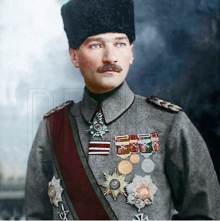 SMEYDAN's tweet photo. İLK TEŞEBBÜS HİSSİ ve ADANA'NIN KURTULUŞU 

5 Ocak 1922'de Adana düşman işgalinden kurtuldu. 

1918-1922 yılları arasında Adana işgale ve direnişe tanık oldu. 20 Ekim 1921’de Ankara’da Türk-Fransız Antlaşması yapıldı. Buna göre Fransızlar Çukurova’dan tamamen çekilecek, böylece Adana da kurtulacaktı. 

Adanalılar hazırladıkları dev bir Türk bayrağı ile kurtuluşu kutladılar. 5 Ocak 1922'de halkın taşıdığı o bayrak Büyük Saat ile Ulu Camii arasına asıldı. 🇹🇷

Atatürk, 15 Mart 1923 tarihinde Adana Türk Ocağında gençlere hitaben yaptığı konuşmada şöyle dedi: 

“Efendiler, bende bu vakayiin ilk teşebbüs hissi bu memlekette, bu güzel Adana’da vücut bulmuştur.”[1]

Çünkü Yıldırım Orduları Komutanı Mustafa Kemal Paşa, Mondros Ateşkes Antlaşması'ndan hemen sonra  1-8 Kasım 1918'de Adana'da bulunduğu günlerde ulusal direnişin ilk hazırlıklarını yaptı.  

Mustafa Kemal Paşa, Ali Fuat Paşa ile yaptığı Adana Mülakatında Adana'da Tırpanilerin Evinde, Aliye Hanımın Konağında, Muradiye Otelinde yaptığı toplantılarda muhtemel işgale karşı hazırlanmak gerektiğini anlattı. Bu bağlamda ordunun jandarmaya kaydırılmasını, silahların saklanmasını ve direniş için örgütlenilmesini istedi. Böylece Ali Fuat Cebesoy'un deyişiyle, İLK DİRENİŞ YUVALARI Kasım 1918'de Adana ve civarında kuruldu.

Mustafa Kemal Paşa, 1-8 Kasım 1918 tarihleri arasında Adana'dan İstanbul'a, Sadrazama ve Savaş Bakanlığına (Ahmet İzzet Paşaya) gönderdiği telgraflarda, "İskenderun'a çıkacak İngilizlerle silahla karşılık vereceğini"  bildirdi. Nitekim bu yönde bir emir de verdi.

Böylece gerçekten de Atatürk'ün kafasında Türkiye'nin muhtemel işgaline karşı direniş düşüncesi, Atatürk'ün ifadesiyle "ilk teşebbüs hissi Adana'da vücut buldu."

Adana'nın kurtuluşu kutlu olsun. 

Yaşasın tam bağımsız Türkiye. 🇹🇷

(1) Atatürk’ün Söylev ve Demeçleri (ASD), II, Ankara 1997, s.120.)