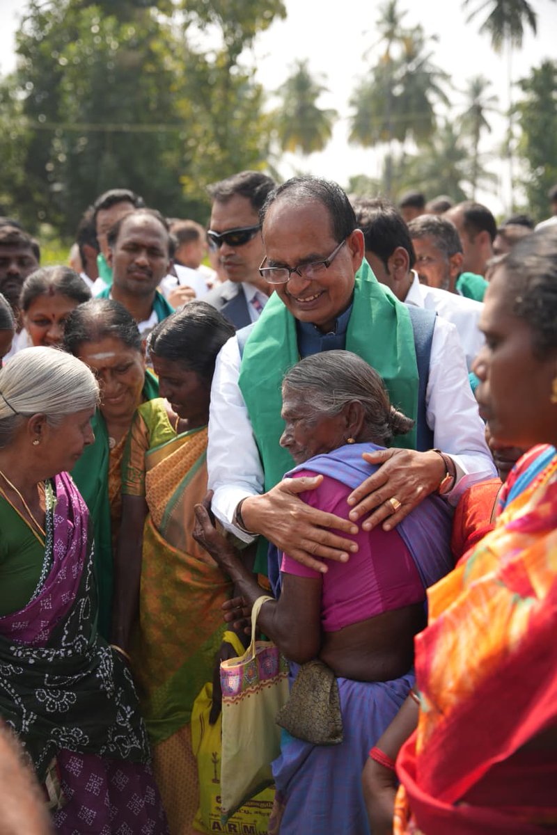 MoRD_GoI's tweet image. Hon'ble Minister for Rural Development, Shri Shivraj Singh Chouhan on his visit to #Erode #TamilNadu. Catch a glimpse as he shares details on Viksit Bharat - G RAM G and interacts with farmers and #VBGRAMG workers.

#VBGRAMG #ViksitBharat_GRAMG #GRAMG