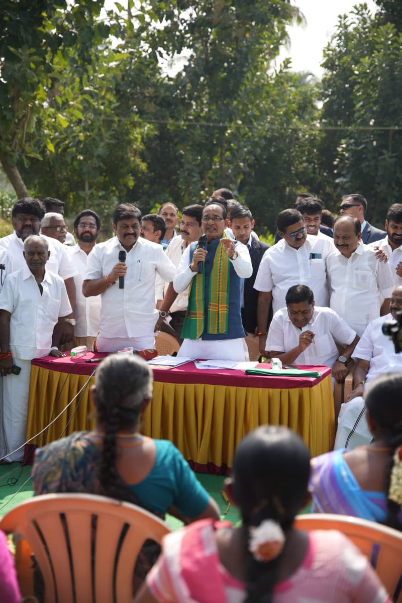 MoRD_GoI's tweet image. Hon'ble Minister for Rural Development, Shri Shivraj Singh Chouhan on his visit to #Erode #TamilNadu. Catch a glimpse as he shares details on Viksit Bharat - G RAM G and interacts with farmers and #VBGRAMG workers.

#VBGRAMG #ViksitBharat_GRAMG #GRAMG