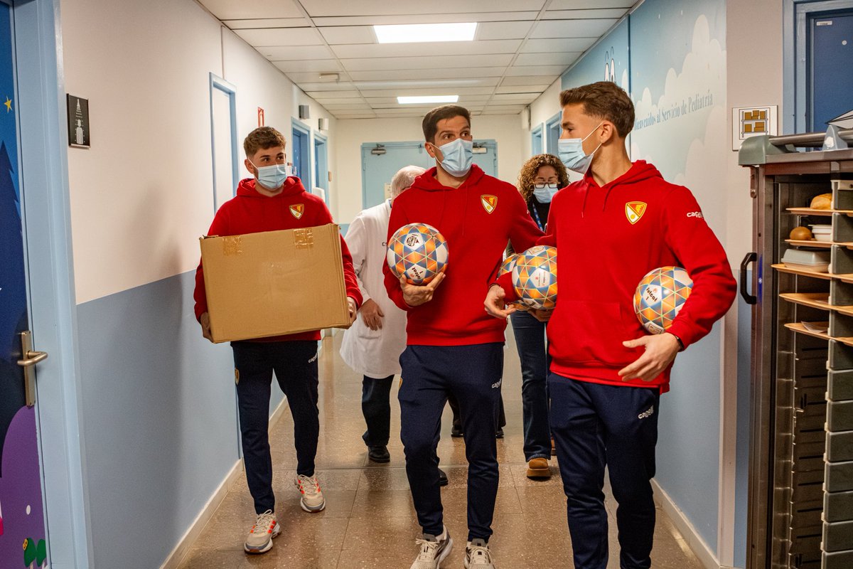 TerrassaFC's tweet photo. 🎁 Les 𝗠𝗜𝗟𝗟𝗢𝗥𝗦 𝗙𝗢𝗧𝗢𝗦 de la visita del @TerrassaFC al @CSTerrassa per repartir regals entre els infants ingressats!

👑 Amb @GiL_MC10, @ibiarge1 i J. BARRERO!

🙌 AMUNT #TERRASSA! 🙌 https://t.co/wNWruvm6iJ