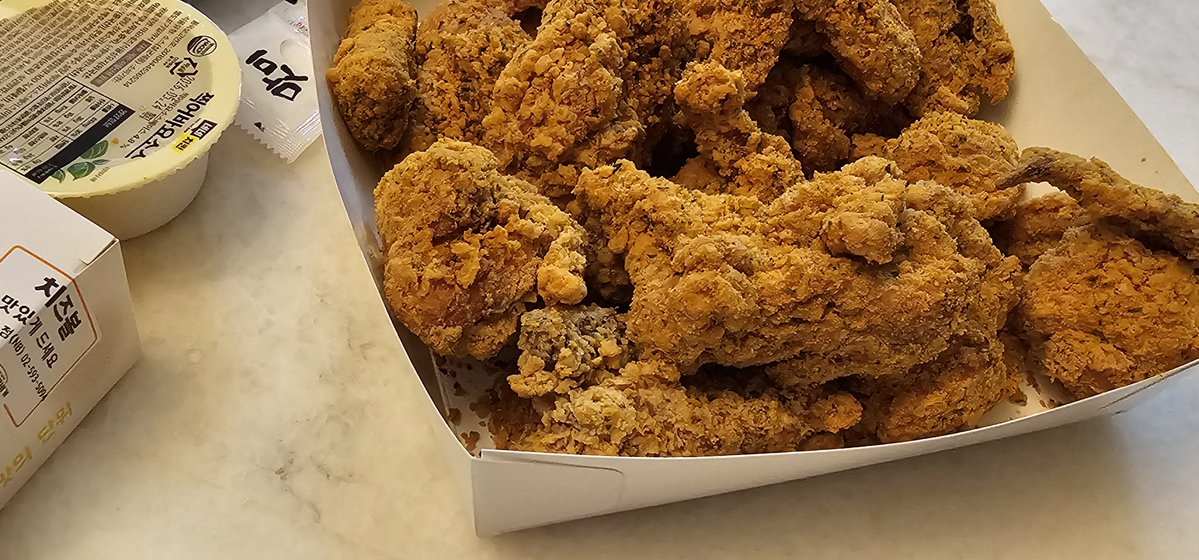 아니...치킨 상자에도 엘소드의 흔적 하나 없음
이거 엘소드 메뉴예요.라고 말 안하면 모름
씹덕 노릴 생각이 있으시긴 한겁니까 진심으로
치킨 상자에 나엠오빠기본일러얼굴만 딱 넣어놔도 사먹는게 오타쿠들인데 이 기회를 날리네
치킨은 양 많고 맛있네요
한번은. 시켜드실법함