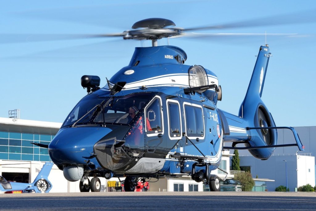 ➜ La gendarmerie reçoit son premier hélicoptère H160, un appareil de dernière génération développé par Airbus Helicopters. Plus rapide, plus puissant et hautement équipé, il renforcera les missions d’observation, d’appui et de lutte contre le grand banditisme.
