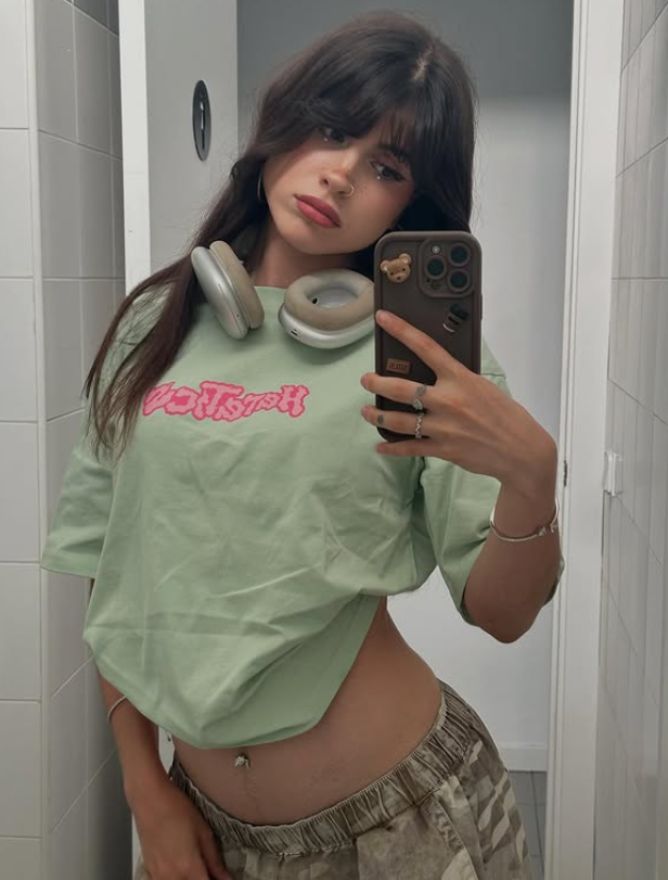 fley_es's tweet photo. 🚨ABBY RESPONDE A DALAS🚨
Después del vídeo innecesario de Dalas contra Abby, ella le contesta de LA PEOR FORMA que cabía esperar contra DALAS: IGNORÁNDOLO totalmente como hizo Jordi Wild y aislándolo de la sociedad. https://t.co/z8dJVbWT62