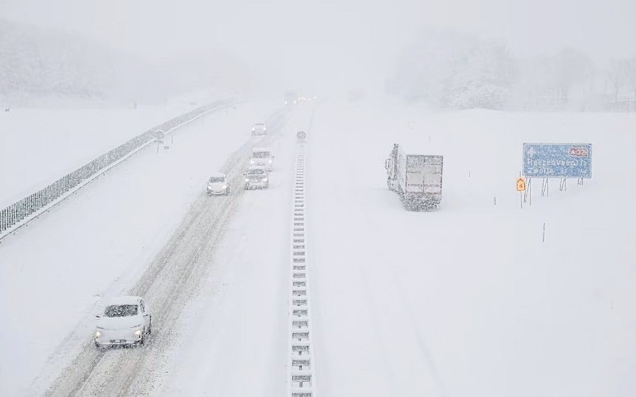 ❄️ Bizar beeld via Rijkswaterstaat van de snelweg A32 in Friesland! Sommige stukken zijn helemaal ingesneeuwd; zo zie je ze toch niet vaak uit eigen land... #sneeuw