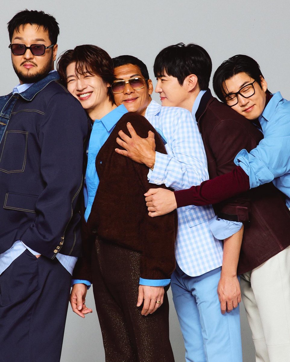 이거 원본이 어디까진지 모르겠지만 본인은 팔부분 정도까지 나온 사진이 저 계정에 스윽 올라와 있는 게 왜이렇게 찡한지 모르겠음