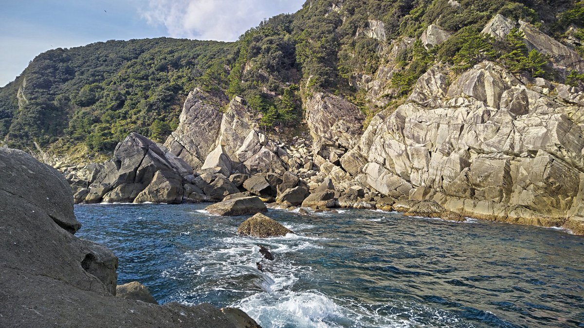 tureture55's tweet photo. 絶好調の牟岐大島へ初釣りに行ってきました。
９番クジ、ジョーギへ
足場も良く釣りやすい所。
ポツポツ釣れて  MAX46㌢〜31㌢を10尾
まずまず楽しめました😆
この調子で次回も頑張るぞ👍 https://t.co/KOlOsLePKi