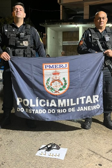 PMERJ's tweet photo. Dois homens foram detidos por policiais do #36BPM no bairro Beira Rio, em Aperibé, depois de realizarem disparos de arma de fogo em via pública. Com eles, foi apreendido um revólver. A ocorrência foi encaminhada à 136ª DP. https://t.co/Lc7aSad0hm
