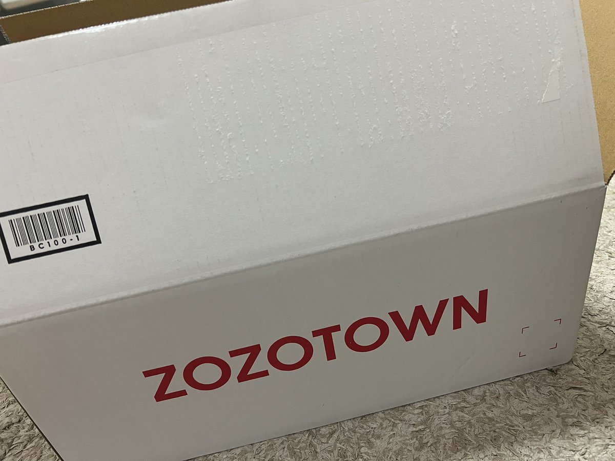 min_95uu's tweet photo. 初めて白い箱で届いた🥺👏🏻
新年から縁起がいい✨
10万ptも当たりますように🙏✨

#ZOZOSALE箱CP https://t.co/WiSFmaeEkm