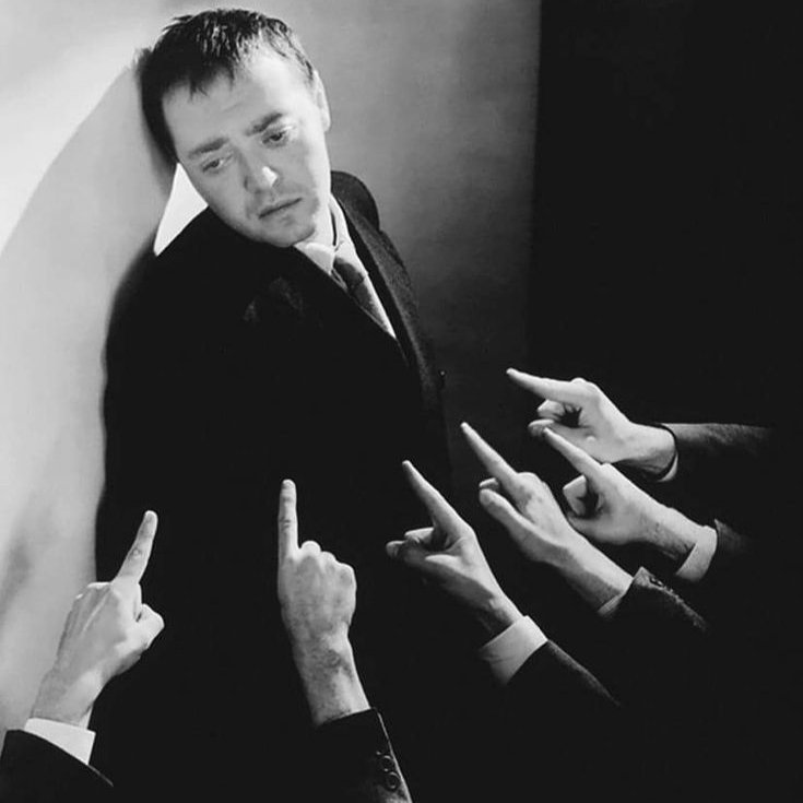 ...
دوست تو کسی‌ است که دشمنانش با تو یکی باشد ...
#آبراهام‌لینکلن