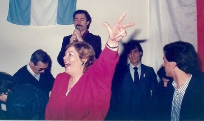 Hoy cumpliría años mamá.

Un fresco de época. El orador aguarda en medio de esa  efervescencia pura que caracterizó los 80.
Mamá, tres dedos en alto, una canción para calentar el ambiente, nobleza militante. La certeza de ser artífices de un cambio histórico y anhelado.
Gracias.-
