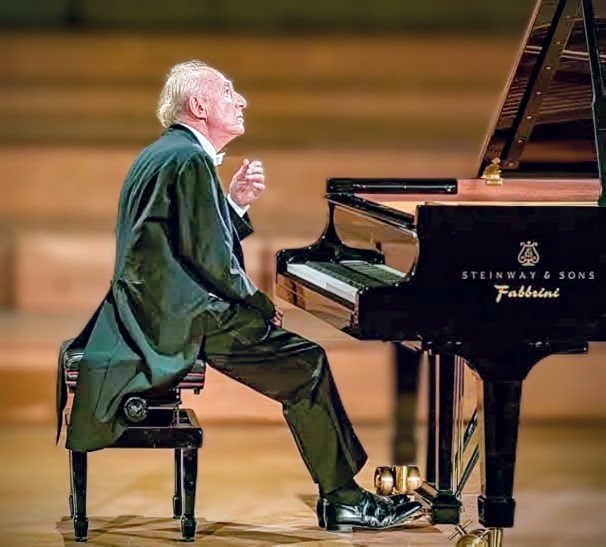 ConrothN's tweet photo. Remembering the great Italian pianist #MaurizioPollini on his birthday 🎂 🎹🌹

Born in #Milan 🇮🇹 in 1942, #MaurizioPollini was considered a "gold standard" interpreter of several major composers 🎶. https://t.co/5xXAPz55mv
