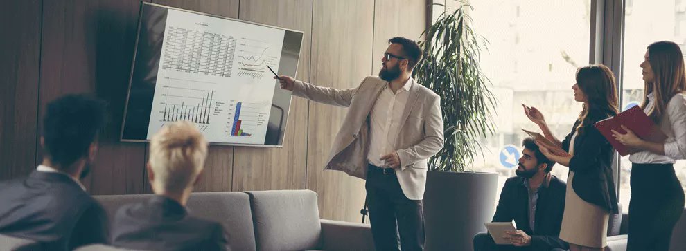 studyrama's tweet image. 💼Le #métier du jour 
Découvrez le métier de #manager spécialisé dans le #luxe ✨, ses missions, sa #formation et son #salaire 💶! 
👉bit.ly/44YFNC1
#ISGLM #management #orientation