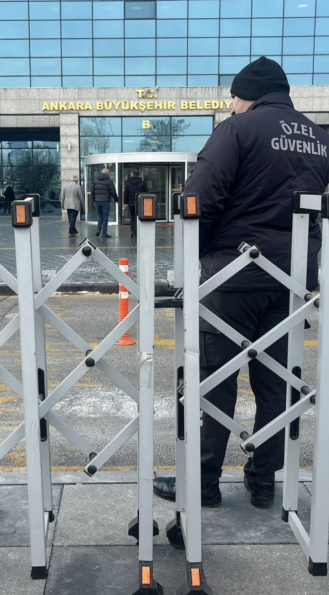 cenkerenonline's tweet photo. 15 yaşında yerinden kalkamayan bir köpeği döverek öldürdüler,arkadaşlarımız bir basın açıklaması yapmak istiyorlar. Sn. Mahmut Tanal siz barikatların önünde hep hak savundunuz  bu barikat kendi partinizin belediyesi olduğu için oraya gidip önüne
 çıkmayacakmısınız?
@MTanal 
#matmazeliçinadalet