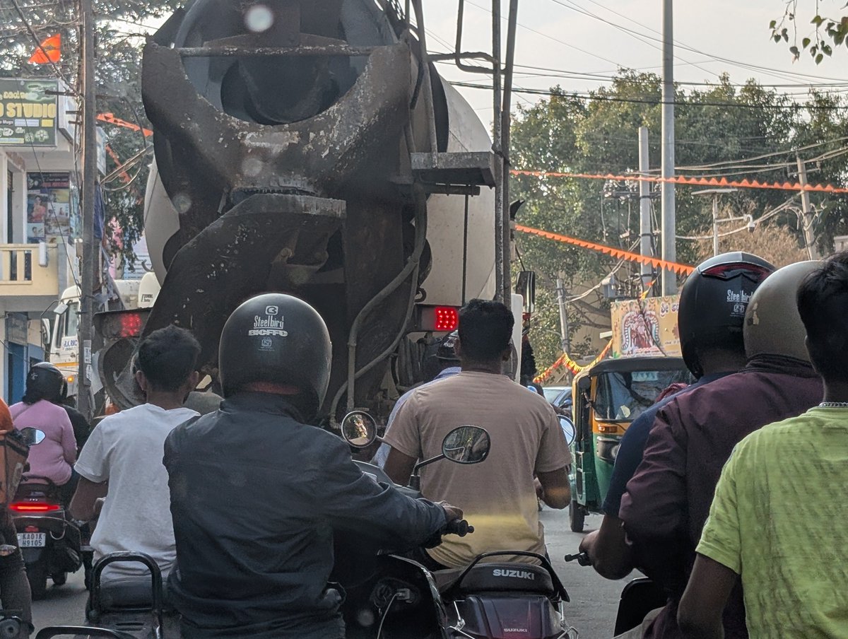 joyrockin's tweet photo. Peak time with School Buses &amp; traffic from all the near IT Parks. Heavy vehicles allowed in the Borewell road creating a needless https://t.co/jqdwlAoV7g regulation of heavy vehicle movement strangely @dcpwhitefield @CPBlr @BlrCityPolice @blrcitytraffic #Bengaluru #traffic https://t.co/uh1NkbxE7t