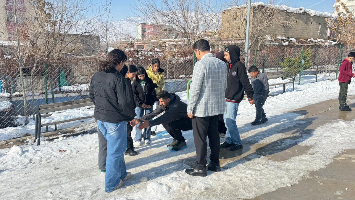 İlçe Milli Eğitim Müdürümüz Mahmut IŞIK, ilçede etkili olan kar yağışı nedeniyle yürütülen karla mücadele çalışmaları ile eğitim-öğretim sürecinin kesintiye uğramadan devam etmesine yönelik alınan önlemleri yerinde görmek amacıyla Atatürk Ortaokulu’nu ziyaret etti.