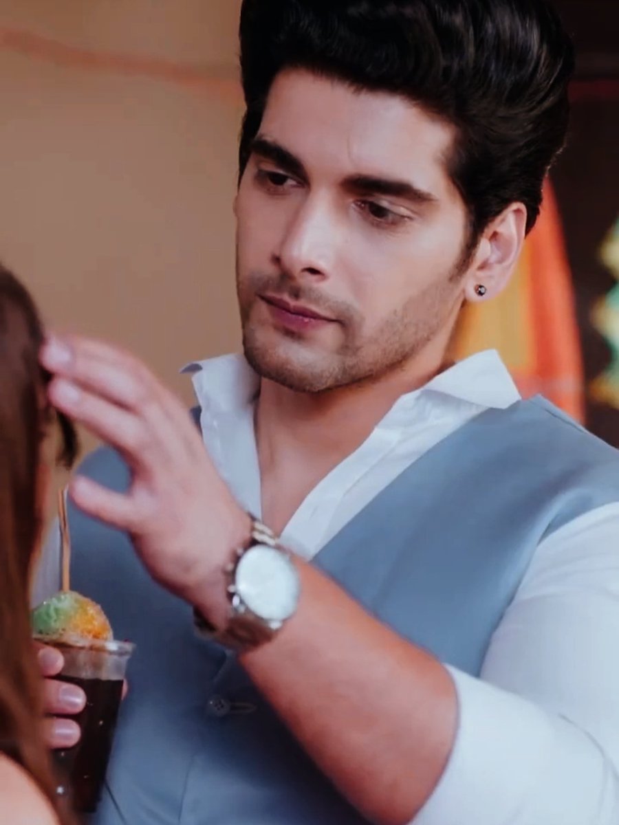 Eating pani puri and gola while strolling through the crowded streets is the best type of date, actually. 😍

{#AshiSingh • #AkshitSukhija • #PyaarOnRoad}