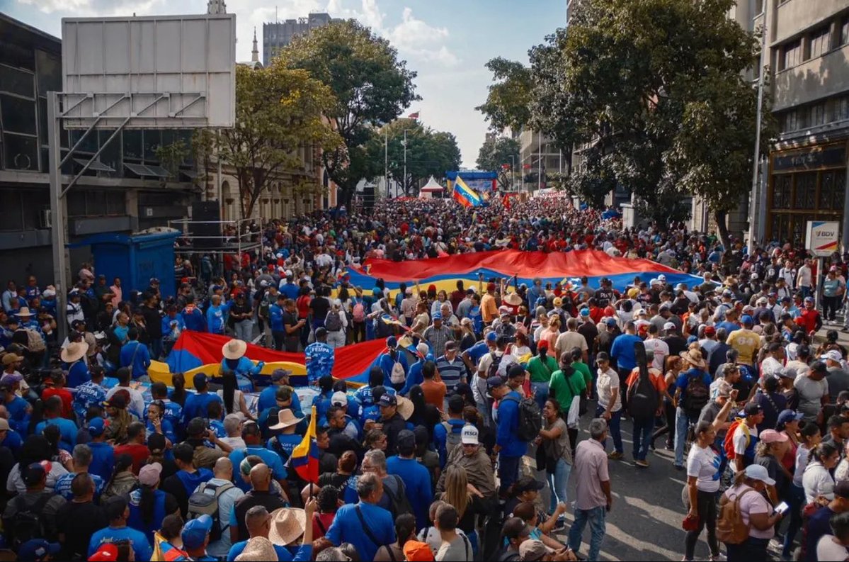 ElNecio_Cuba's tweet image. NO ES MIAMI, NI ES MADRID

Donde bailan y toman birras es fuera de Venezuela: los traidores a la patria que apoyan al invasor 🇻🇪 Pero dentro de Venezuela hoy no hay celebraciones: lo que hay es protesta, reclamos y millones que continúan respaldando a Maduro.

04/01/2026 📷 Dikó