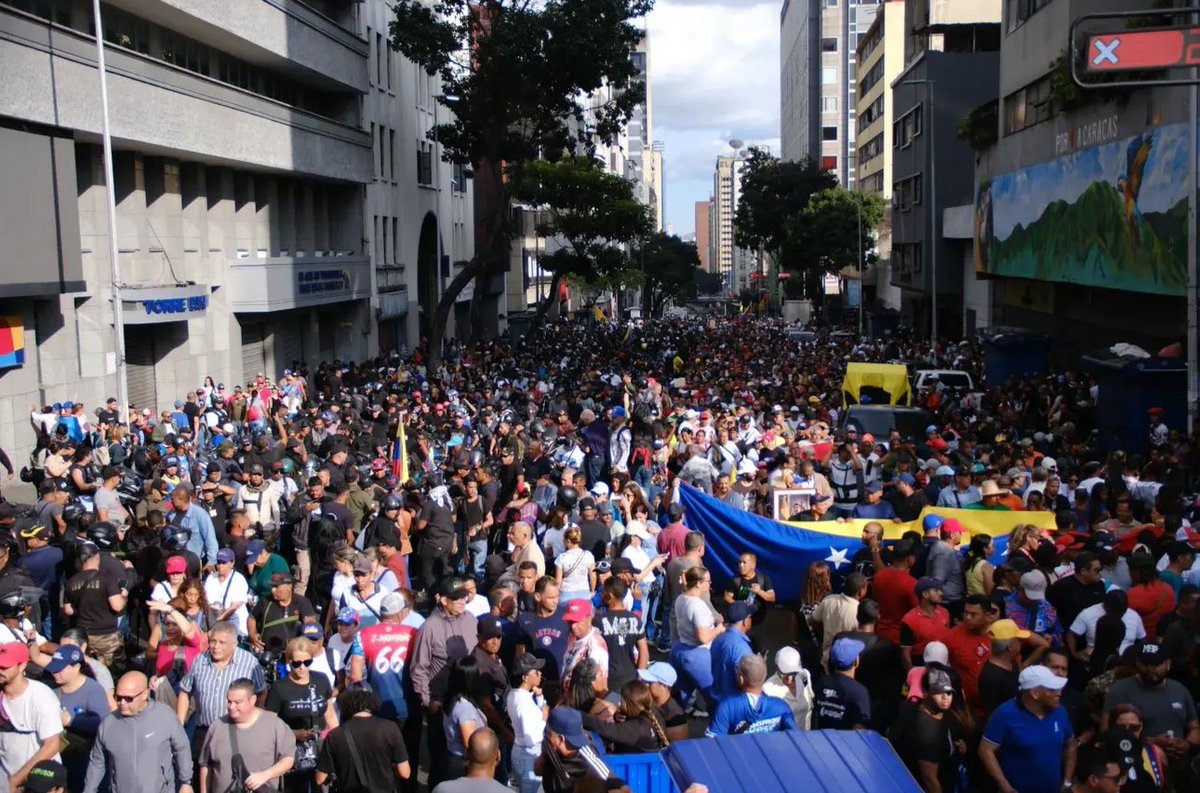 ElNecio_Cuba's tweet image. NO ES MIAMI, NI ES MADRID

Donde bailan y toman birras es fuera de Venezuela: los traidores a la patria que apoyan al invasor 🇻🇪 Pero dentro de Venezuela hoy no hay celebraciones: lo que hay es protesta, reclamos y millones que continúan respaldando a Maduro.

04/01/2026 📷 Dikó