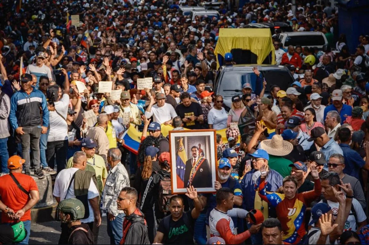 ElNecio_Cuba's tweet image. NO ES MIAMI, NI ES MADRID

Donde bailan y toman birras es fuera de Venezuela: los traidores a la patria que apoyan al invasor 🇻🇪 Pero dentro de Venezuela hoy no hay celebraciones: lo que hay es protesta, reclamos y millones que continúan respaldando a Maduro.

04/01/2026 📷 Dikó