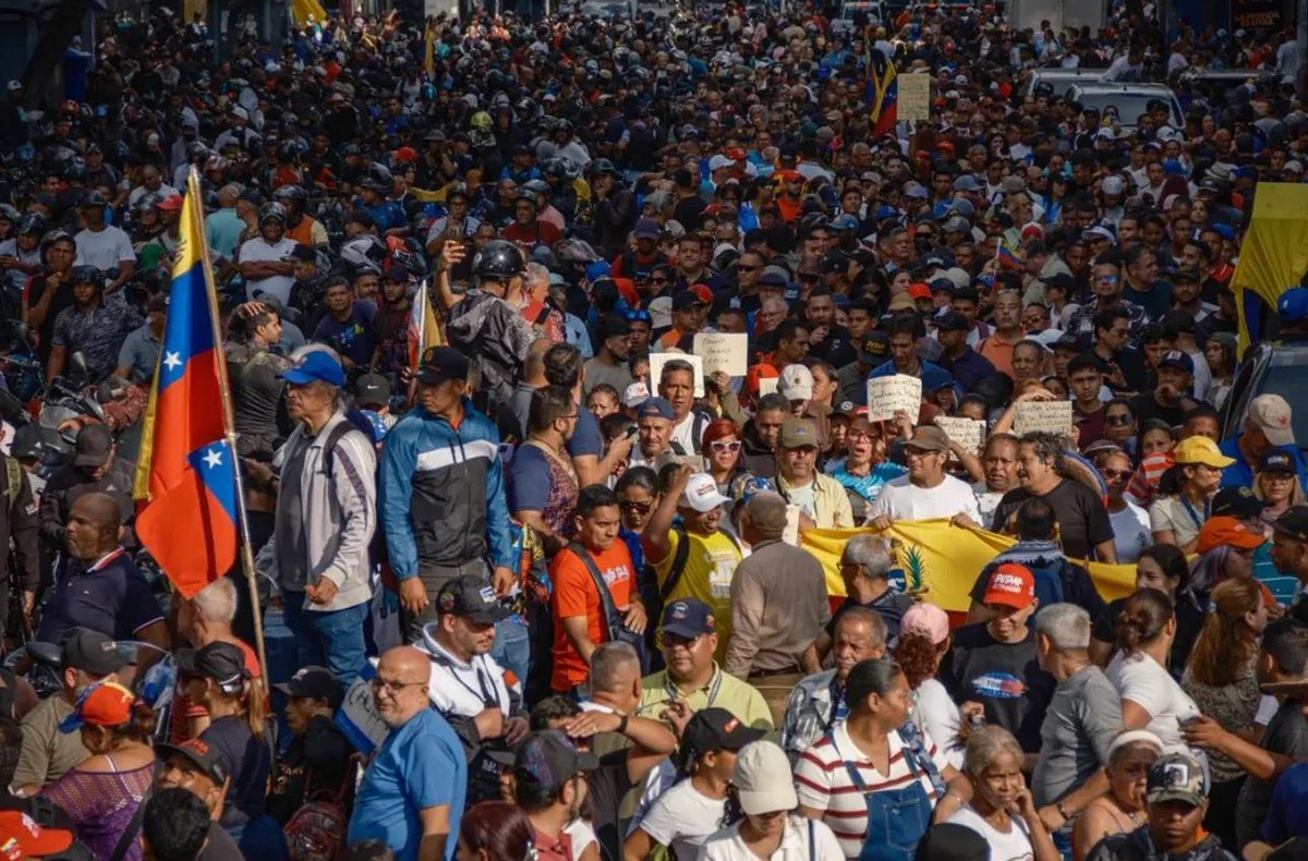 ElNecio_Cuba's tweet image. NO ES MIAMI, NI ES MADRID

Donde bailan y toman birras es fuera de Venezuela: los traidores a la patria que apoyan al invasor 🇻🇪 Pero dentro de Venezuela hoy no hay celebraciones: lo que hay es protesta, reclamos y millones que continúan respaldando a Maduro.

04/01/2026 📷 Dikó