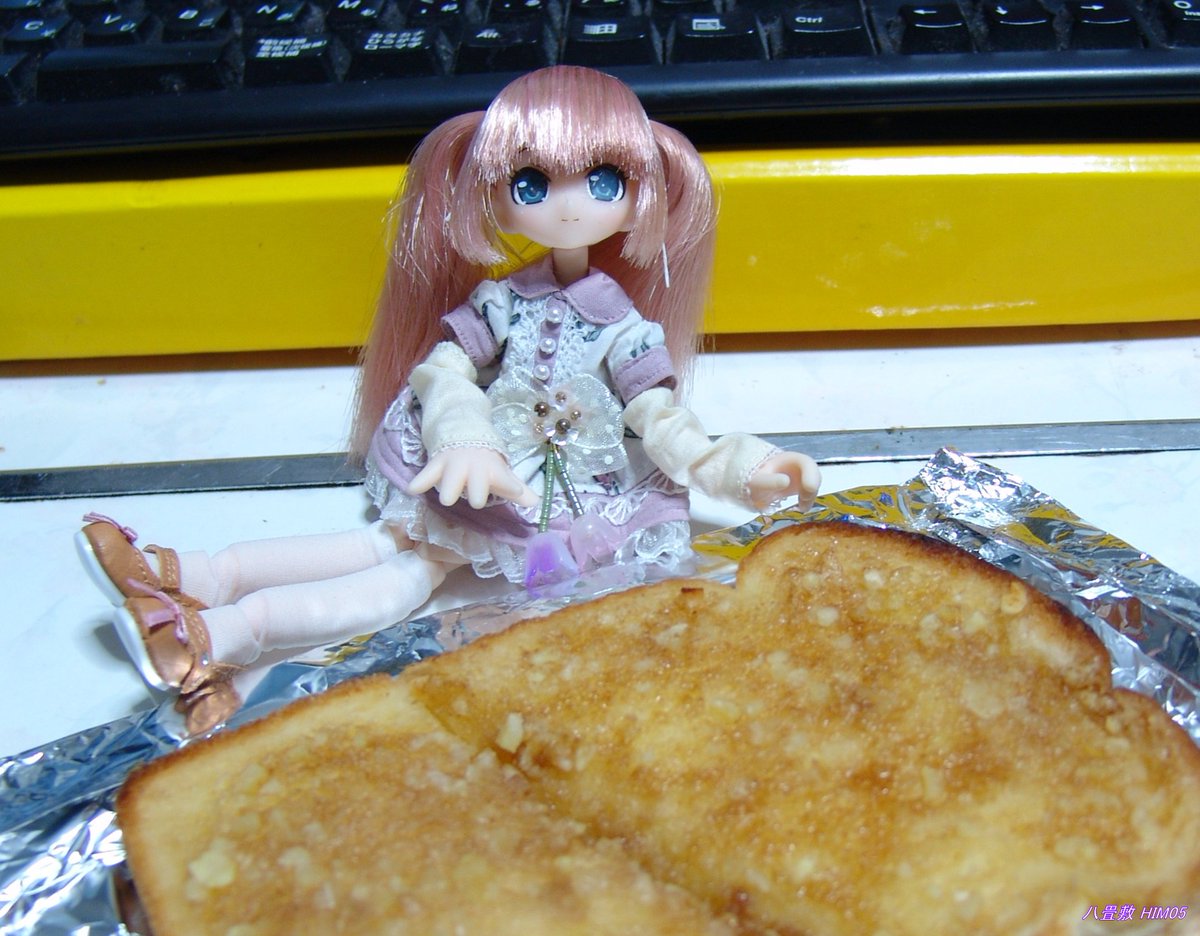 婆さん こよなく愛した
アーモンドトースト(*´ω｀*)

㋽：たべるぅ～(^^)/
🐙：どぉぞぉ～☺

お下がりで いただきます🌟