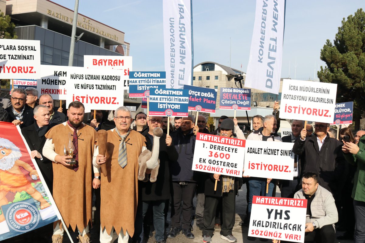 tecsen's tweet photo. TEÇ-SEN ve Devlet Memurları Konfederasyonu olarak bugün Hazine Ve Maliye Bakanlığı  önünde, memurun içinde bulunduğu ağır geçim krizine dikkat çekmek için taş devri mizanseni ile eylem gerçekleştirdik. https://t.co/PIn4Rqq9l6