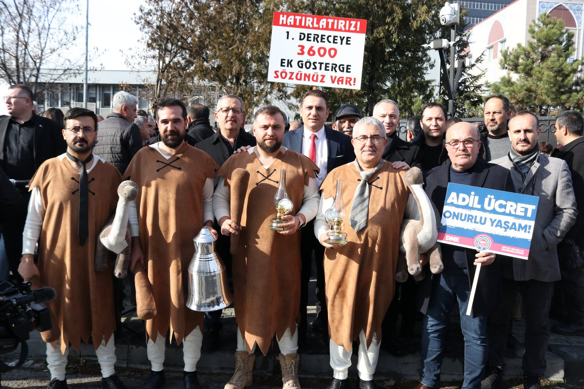 TEÇ-SEN ve Devlet Memurları Konfederasyonu olarak bugün Hazine Ve Maliye Bakanlığı  önünde, memurun içinde bulunduğu ağır geçim krizine dikkat çekmek için taş devri mizanseni ile eylem gerçekleştirdik.