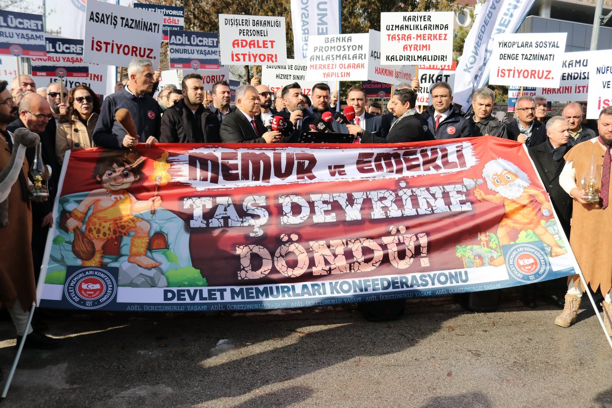 tecsen's tweet photo. TEÇ-SEN ve Devlet Memurları Konfederasyonu olarak bugün Hazine Ve Maliye Bakanlığı  önünde, memurun içinde bulunduğu ağır geçim krizine dikkat çekmek için taş devri mizanseni ile eylem gerçekleştirdik. https://t.co/PIn4Rqq9l6