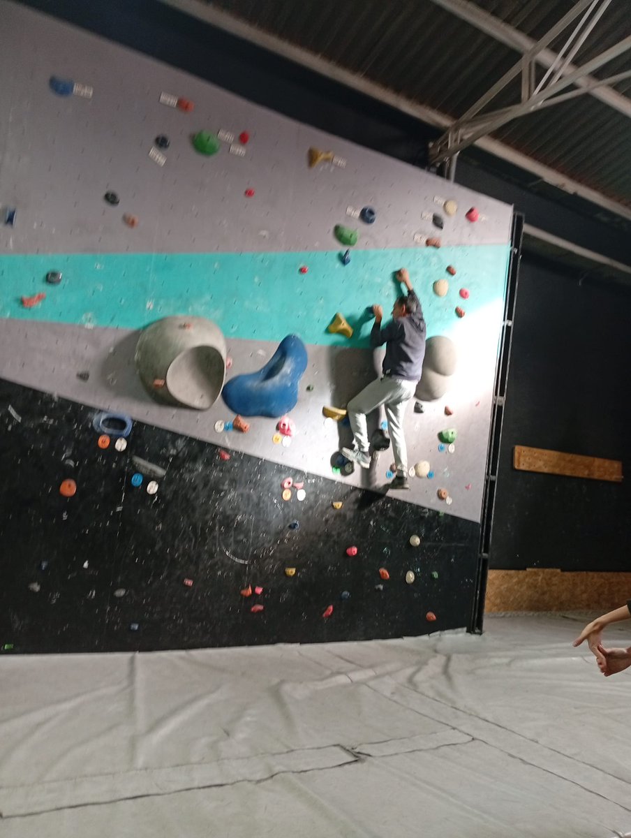 ¡La lluvia no nos frena! 💪🧗‍♀️
Lo que iba a ser senderismo terminó en una experiencia increíble en Bouldertopia en Cartagena 🌧➡️🧗‍♂️
Nuestras personas usuarias pusieron a prueba fuerza, equilibrio y ganas de superarse. 💥
¡Cada reto es una oportunidad para crecer! 🌟
#SaludMental