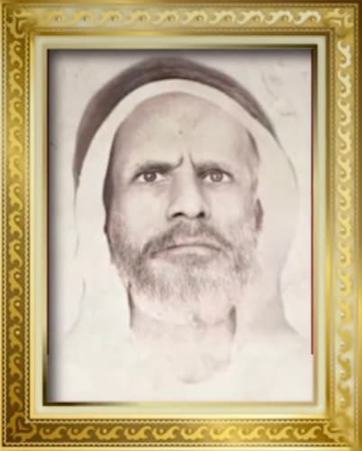Alshaikh2's tweet photo. يقول المؤرخ و الأديب الإماراتي عبدالله بن صالح المطوع، و هو باحث مهتم بتاريخ الجزيرة العربية و أنسابها و تحوّلاتها السياسية، و صاحب كتابات تاريخية و أدبية موثّقة في الشأن الخليجي:

«و قد جرت سنّة الله في آل سعود في قديم الزمان و حديثه حتى يومنا هذا، أن كل من ناوأهم و كان باغياً عليهم أو جاحداً إحسانهم، خُذِلَ و عُوقِبَ و أفتضح أمره، و في التاريخ شواهد كثيرة على ذلك، لو أُحصيت لبلغت مجلدات، ولا حاجة إلى التنبيه إليها».

هذا النص لا يُقرأ بوصفه مدحاً عاطفياً، بل توصيفاً تاريخياً متكرراً لمسارٍ واحد: دولة واجهت خصوماتٍ لا تُحصى، و خرجت من كل طورٍ أكثر رسوخاً، بينما تلاشى خصومها سياسياً أو أخلاقياً أو تاريخياً. الفكرة هنا ليست في الأشخاص، بل في السنن: من يبني على الشرعية و الوفاء و حفظ العهود، تصطفّ معه عوامل البقاء، و من يبني على البغي و الجحود، يسقط ولو بعد حين.

#ال_سعود 
#السعودية_العظمى 
#الامارات

@Dr_SultanAsqah