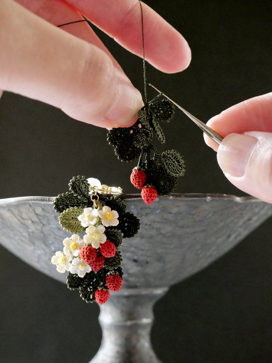 今日はいちごの日🍓

絹糸で編んだ
いちごのブローチと耳飾りです♡