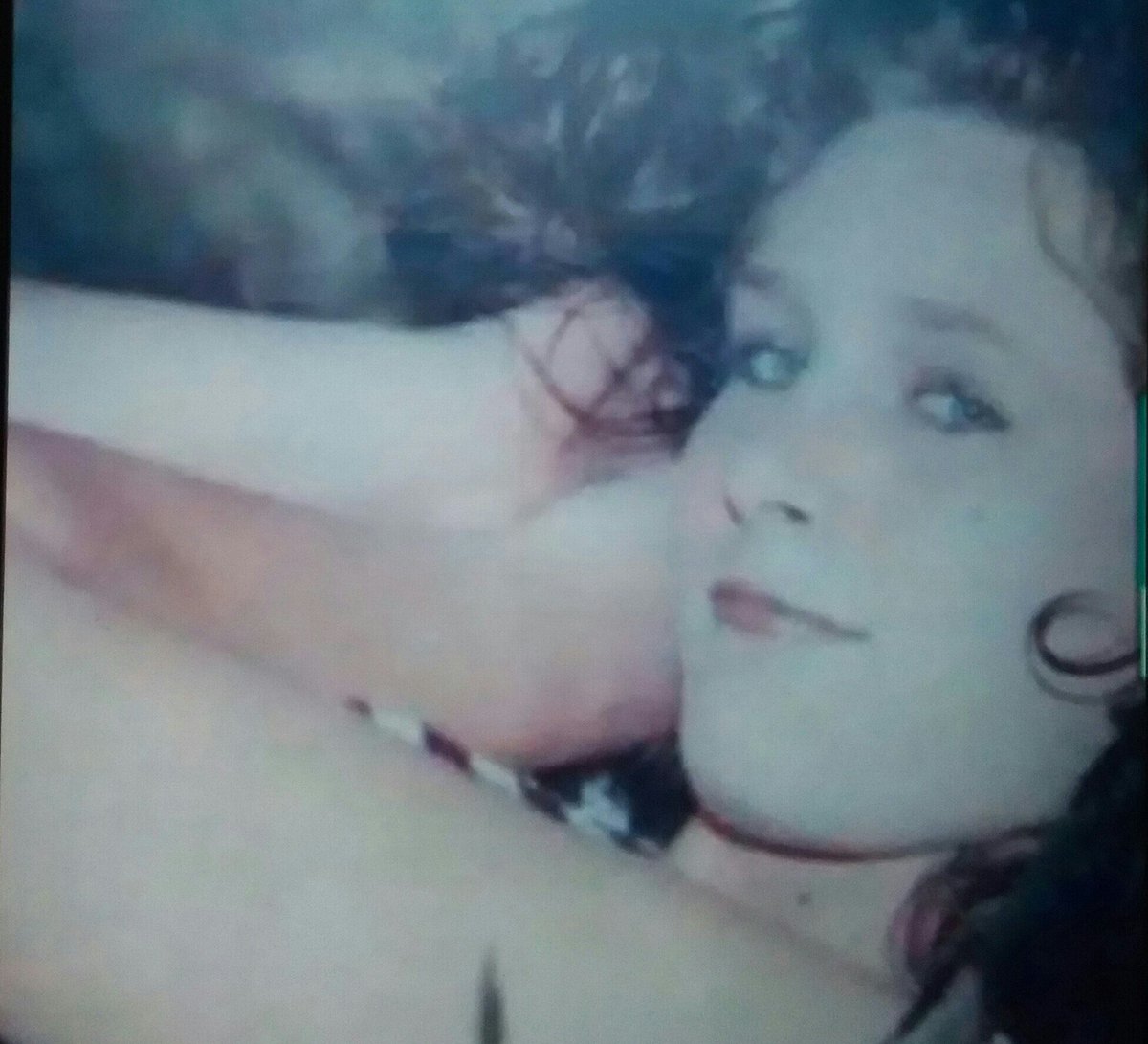 El "enfermo" que gobierna un país es el que violó a Dusti Rhea Duke de sólo 14 años en diciembre de 1994.

Dusti denunció a su violador ante la policía a fin de 1999 pero el 10/01/2000, 2 semanas después, apareció con un disparo en la cabeza en Kiefer, Oklahoma.