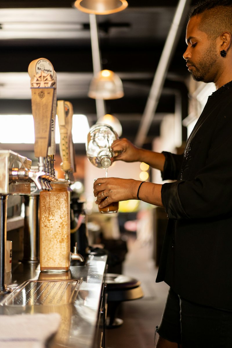 InstallBeerS's tweet image. ¿Cuándo pasar del botellín al grifo? Si tu negocio vende mucha cerveza, el barril aumenta la rentabilidad y ofrece una experiencia superior. Optimiza costes, espacio y mejora tu oferta. En Install Beer te asesoramos sobre la solución #GrifoDeCerveza ideal para ti.