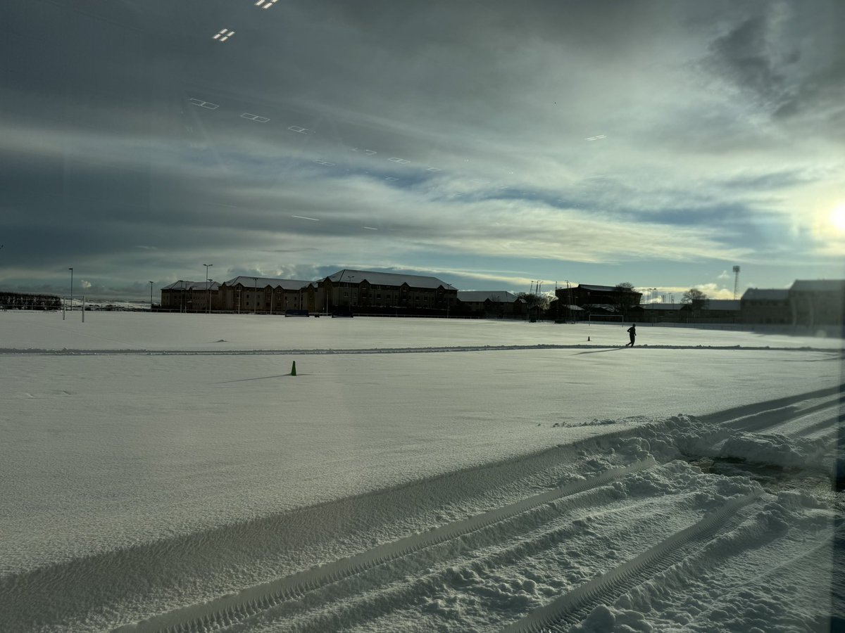 RobMMacleod's tweet image. Training today, brought to you by Aberdeen SNOW Village. Nice of them to clear a jogging trail, but think we’ll stick to indoor track. 🏴󠁧󠁢󠁳󠁣󠁴󠁿🥶❄️☃️@scotathletics @BancStoneAC