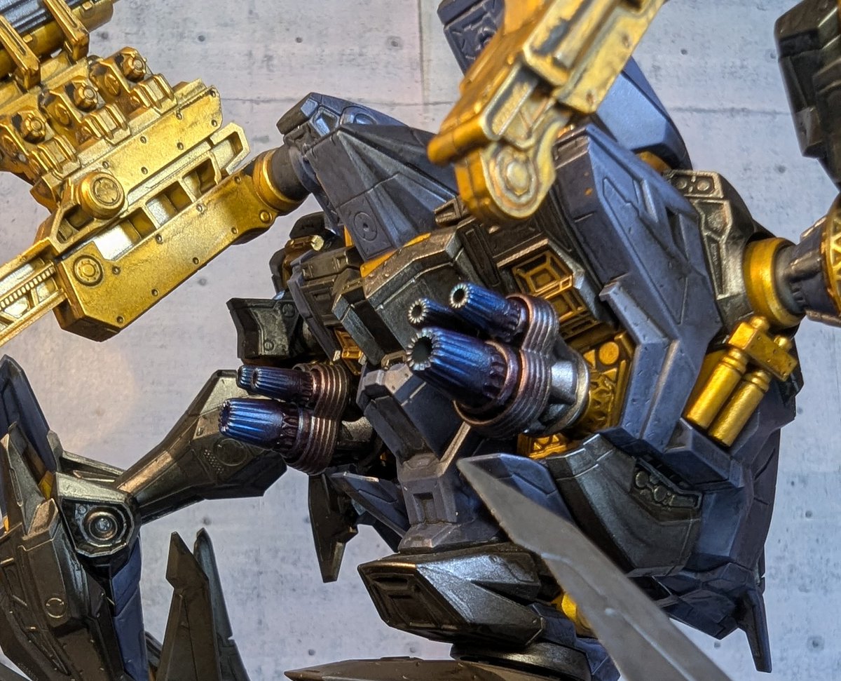 コトブキヤから発売されたV.I.O.Sのスティールヘイズ完成しました
メインのブルーと脚のグレーはミスターホビーのスティヘカラーにパールシルバー混ぜて偏光にしてみました
手前味噌ですがブースターの焼け表現は上手い事できたような気がします
#アーマードコア6 
#プラモデルライフ